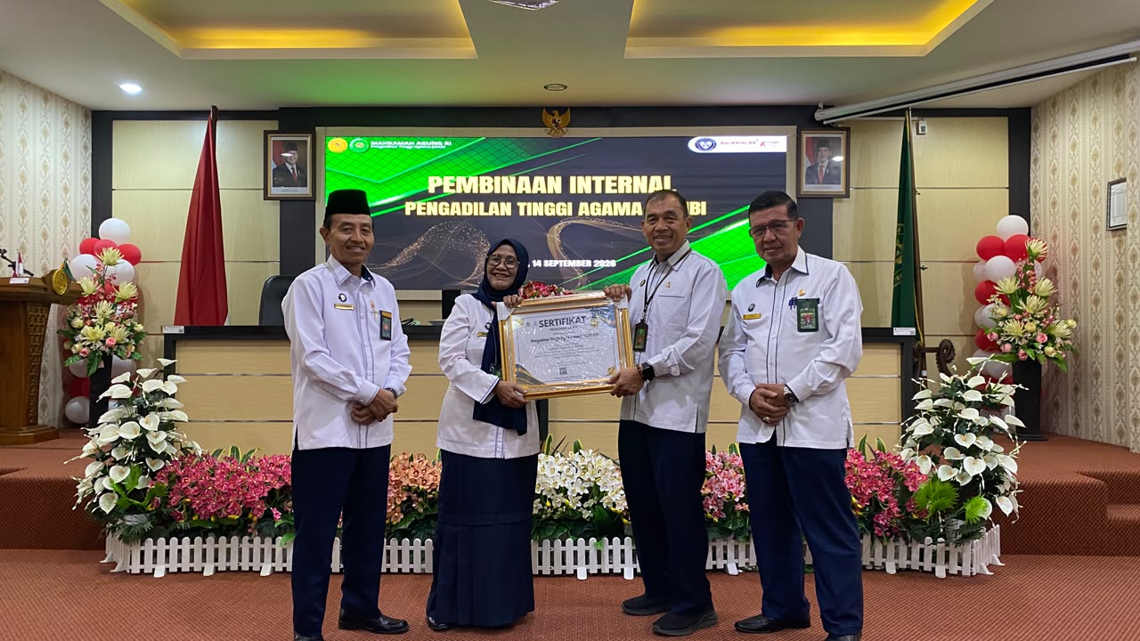 Penyerahan Sertifikat Penghargaan Kepada Pengadilan Tinggi Agama Jambi Atas Prestasi nya sebagai UAPPAW Terbaik Pertama 