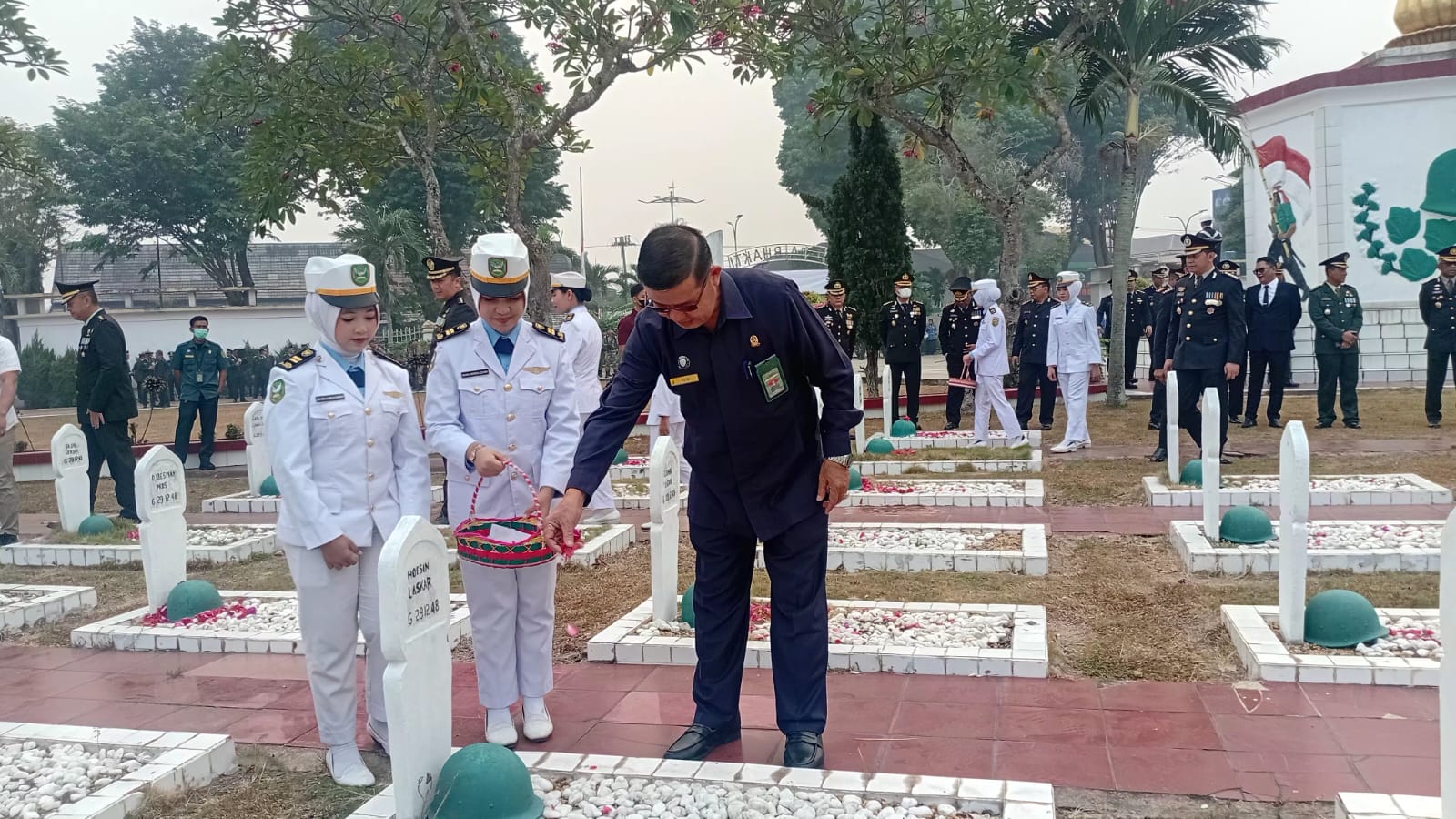Ziarah Nasional HUT ke-81 TNI, Panitera PTA Jambi Hadiri Penghormatan kepada Para Pahlawan di TMP Satria Bhakti