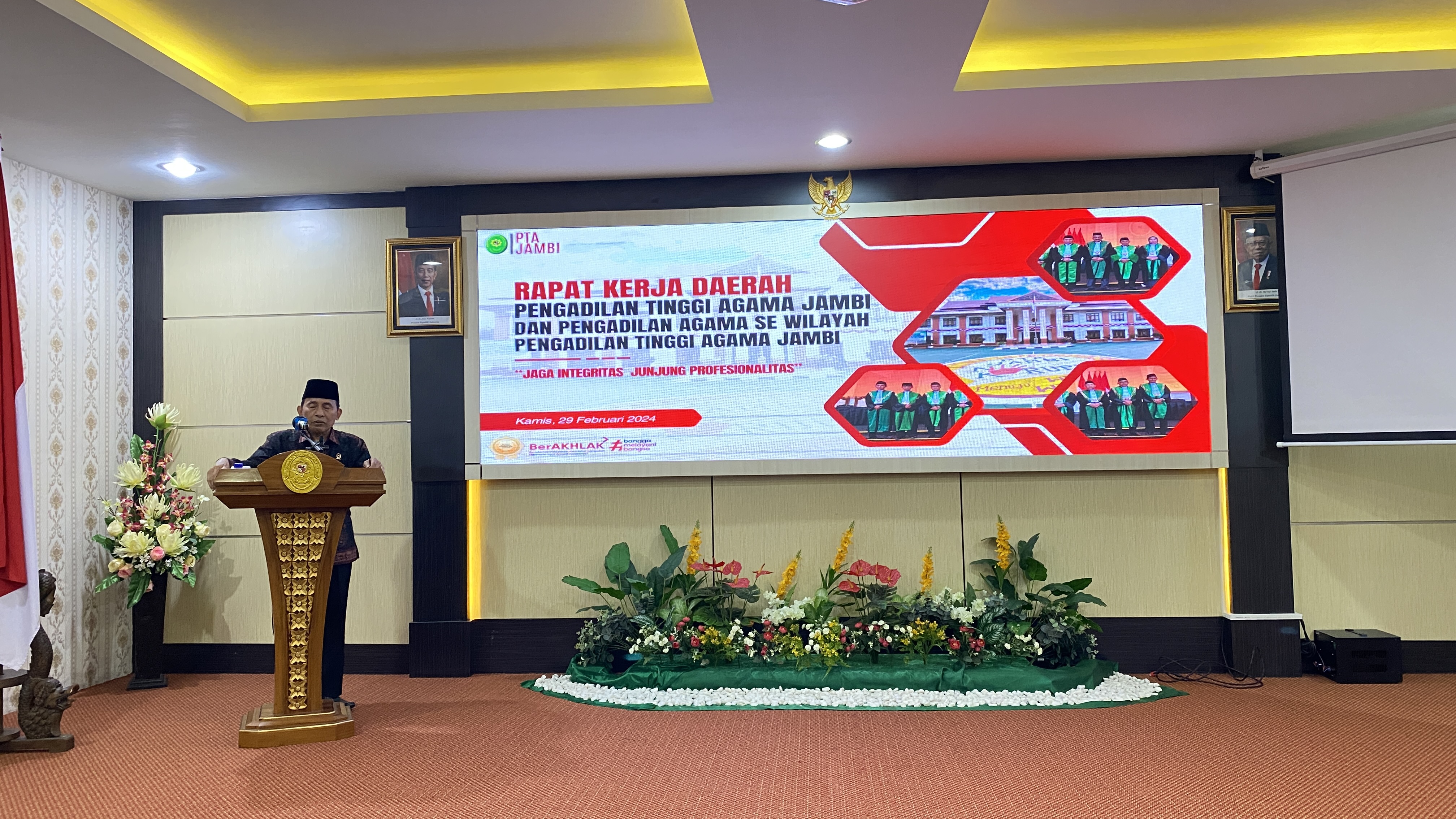 Ketua PTA Jambi Secara Resmi Membuka Rapat Kerja Daerah